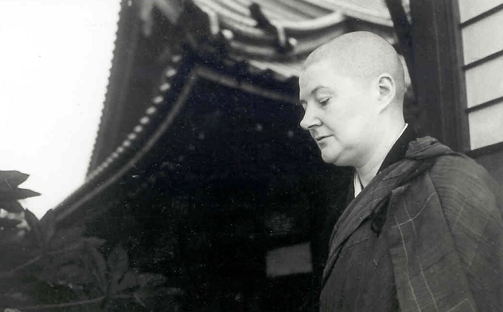 E.M. Jiyu voor tempel