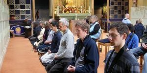 Meditatie in de zendo van het klooster Throssel Hole in Engeland